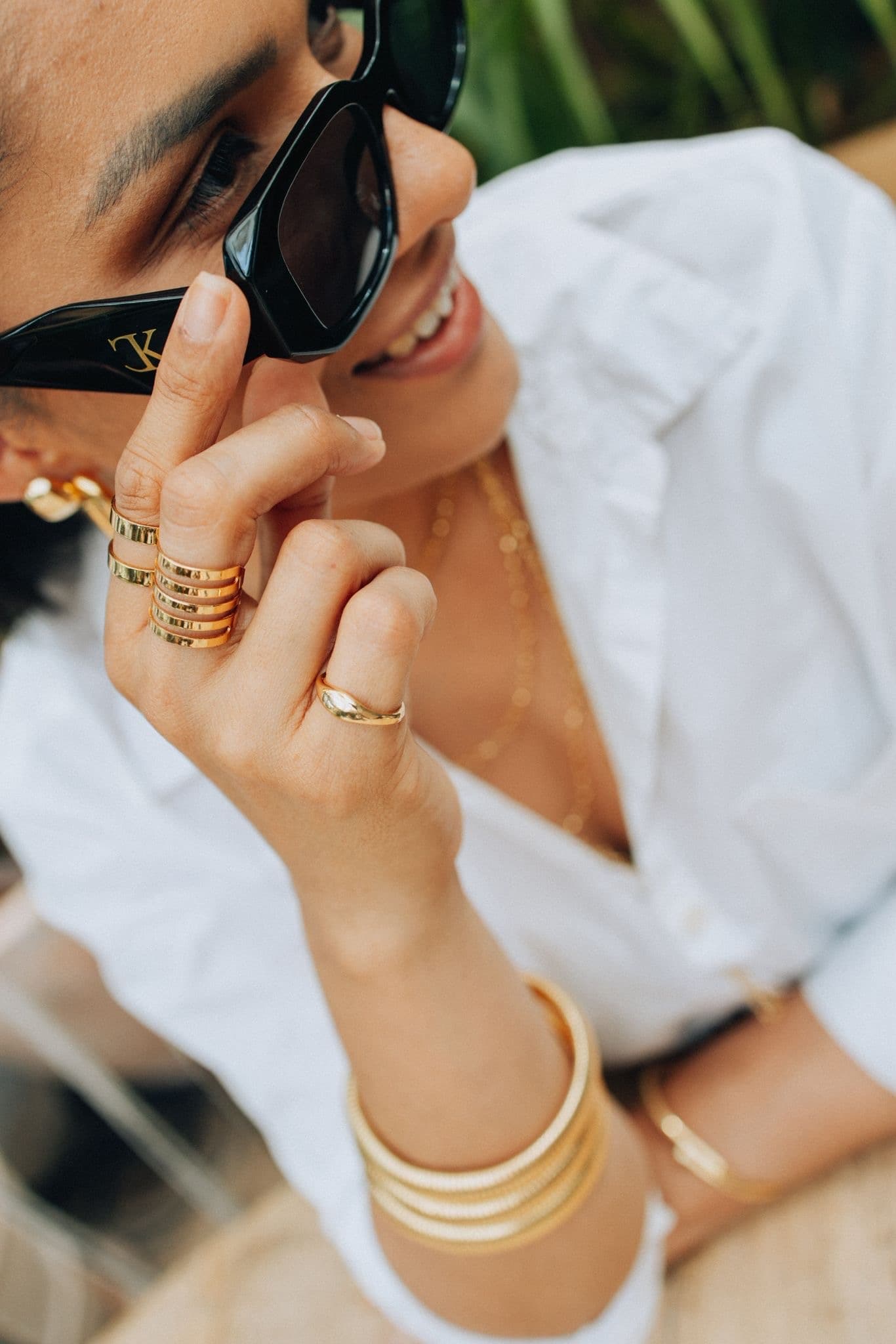 Aneis e pulseiras douradas em close