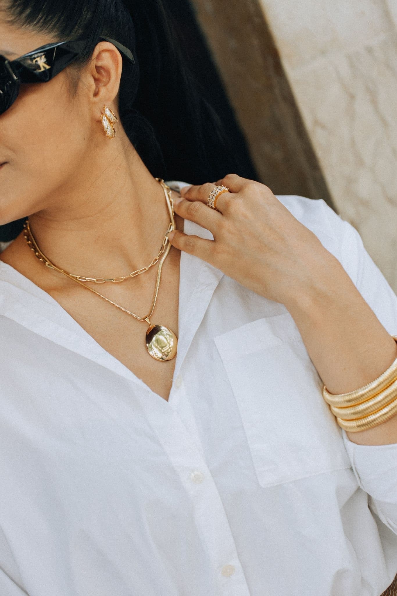 Colares dourados - Pingente oval e correntes sobrepostas